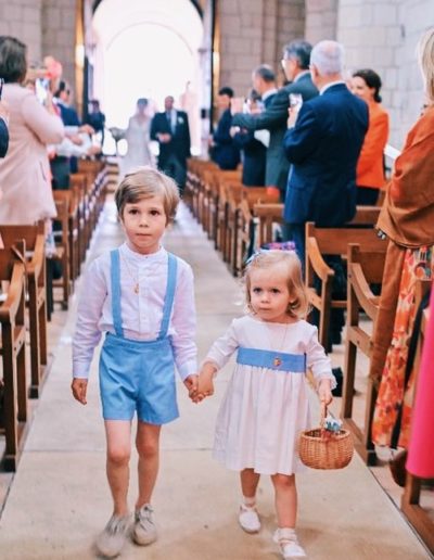 Deux petits enfants d'honneur remontant l'allée de l'église