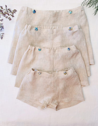 Ensemble de 4 culottes courtes Le Polisson en lin beige et boutons recouverts en Liberty