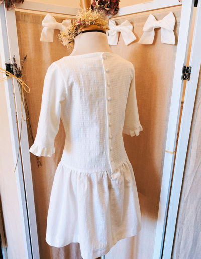Dos de la robe de demoiselle d'honneur La Rétro en coton texturé blanc