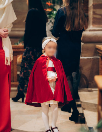 petite fille d'honneur dans l'église, cortège de mariage hiver