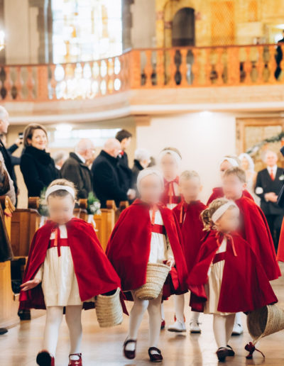 Enfants d'honneur rentrant dans l'église, cortège de mariage d'hiver