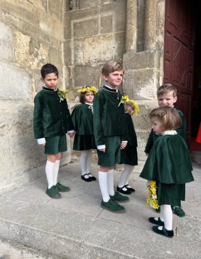 Enfants d'honneur en velours vert à la sortie de l'église
