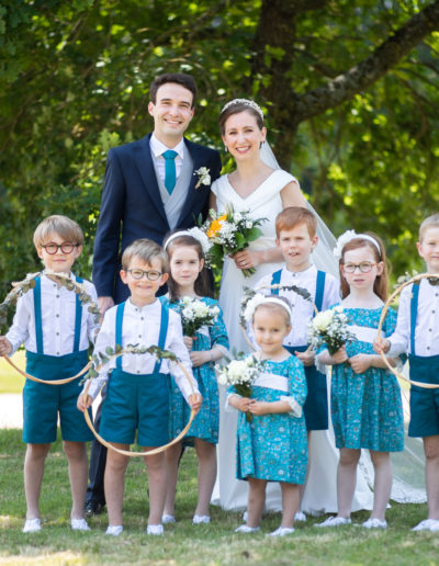 Mariés et leurs enfants d'honneur en bleu canard