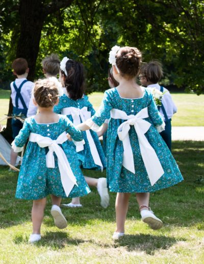 Petites filles d'honneur courant vers la mariée