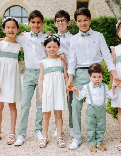 Groupe d'enfants d'honneur en tenue blanche et vert sauge