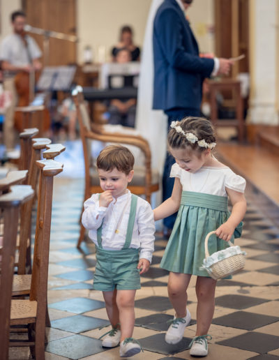 Deux petits enfants d'honneur en vert sauge dans l'église