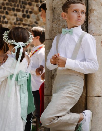 Jeune garçon avec pantalon en lin ficelle