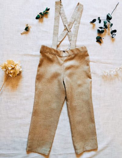 Pantalon de garçon d'honneur avec bretelles en lin beige