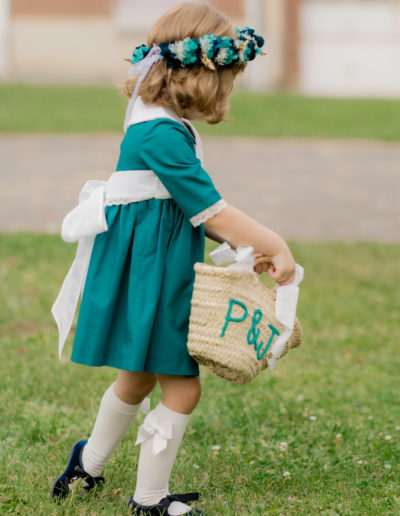 Petite fille vêtue de la robe L'Espagnole en coton vert émeraude