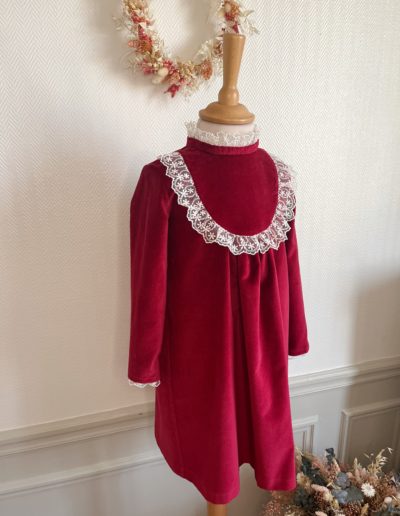 Robe La Veloutée en velours rouge, de profil
