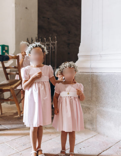 Deux petites filles d'honneur en robe rose
