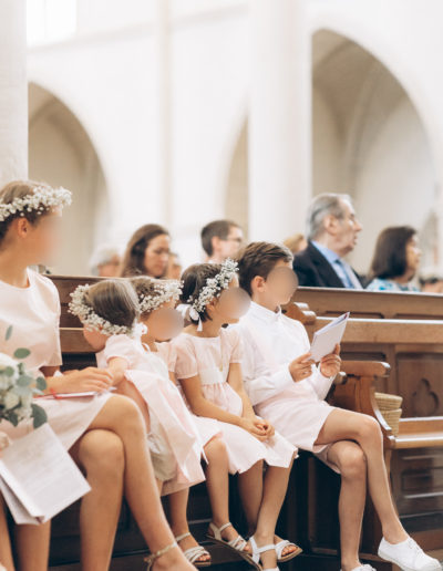 Petits enfants d'honneur pendant la messe de mariage