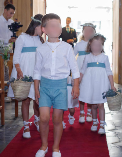 Enfants d'honneur en lin blanc et vert rentrant dans l'église