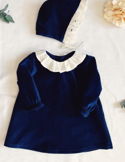 Robe de bébé en velours bleu et son petit béguin assorti