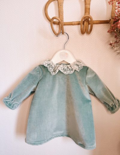 Robe trapèze de bébé en velours avec col en dentelle