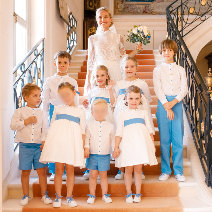 Enfants d'honneur en bleu et blanc entourant la mariée