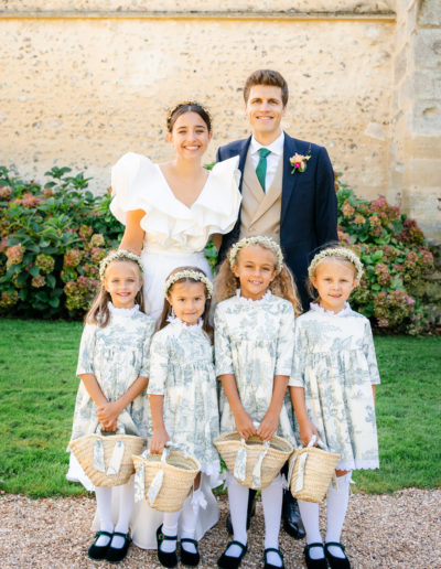 Couple de jeunes mariés avec leurs petites filles d'honneur en robe en Toile de Jouy