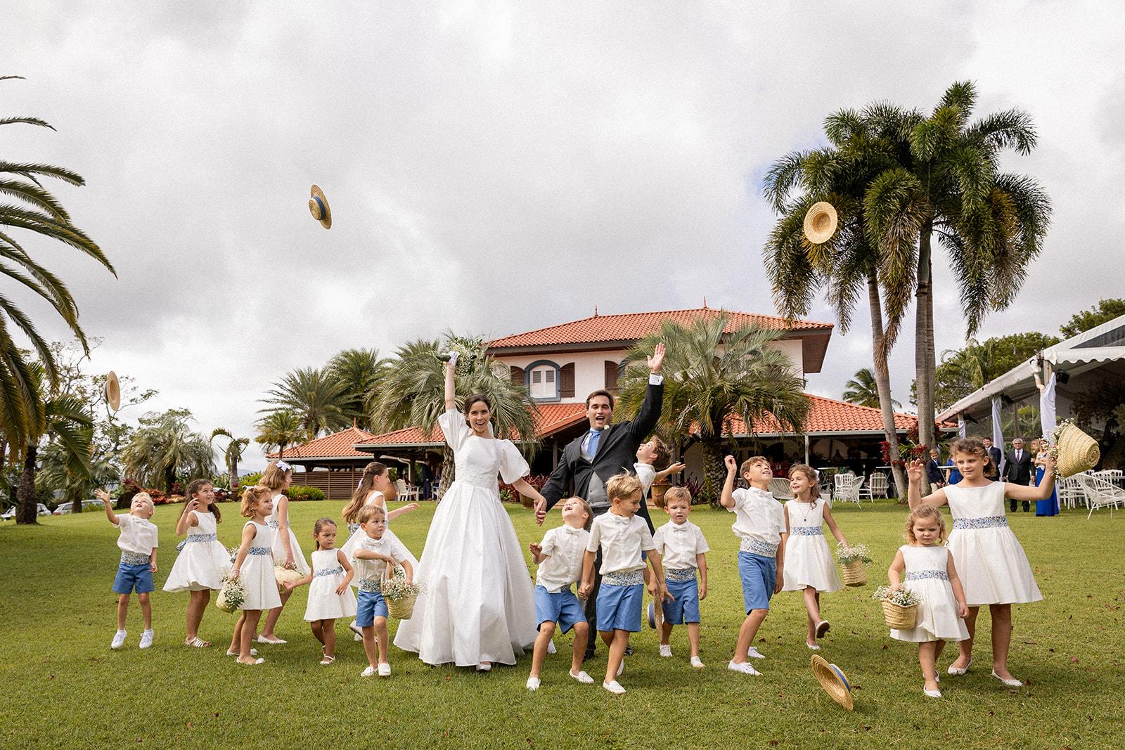 Ribambelle d'enfants d'honneur faisant la ronde autour des mariés
