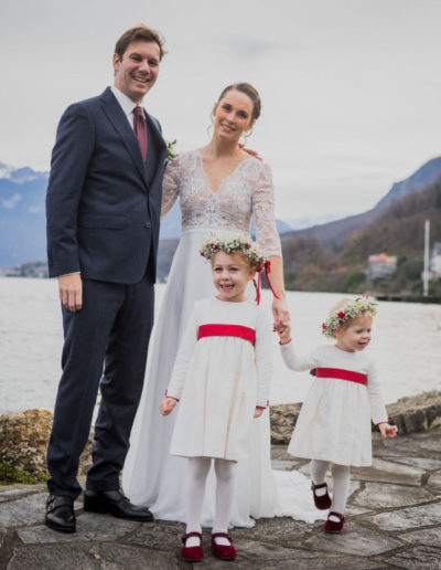 Joli cortège de mariage d'hiver au bord du lac