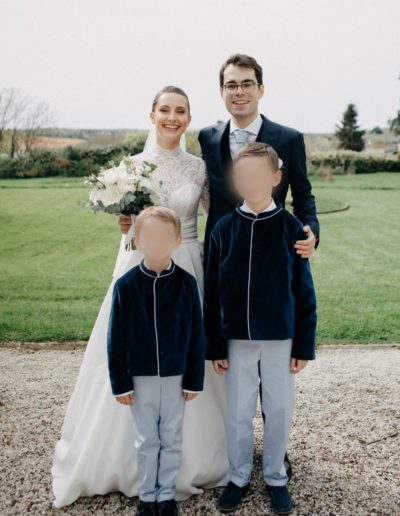 2 petits garçons d'honneur en pantalon Le Sérieux et veste en velours La Flamboyante