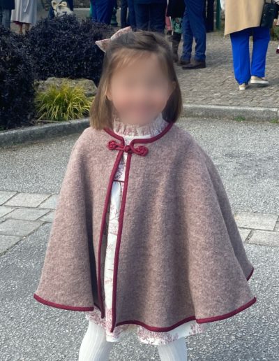 Tenue de cortège de mariage d'hiver : robe l'Iconique à col victorien et cape Le Chaperon