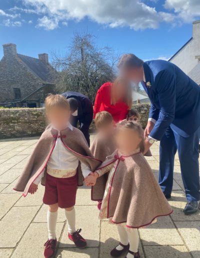 Petit cortège de mariage d'hiver rouge bordeaux et taupe