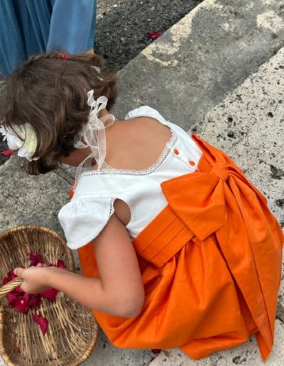 Robe l'Iconique orange et blanche, avec mini manches et ceinture à plis religieuses et noeud préformé